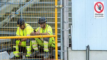 Byggarbetare vid Slussen i Stockholm tar en paus i arbetet. Bild: Jakob Åkersten Brodén / TT 