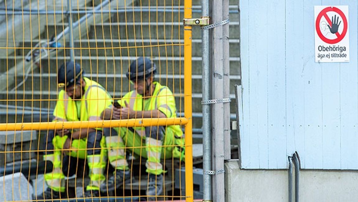 Byggarbetare vid Slussen i Stockholm tar en paus i arbetet. Bild: Jakob Åkersten Brodén / TT