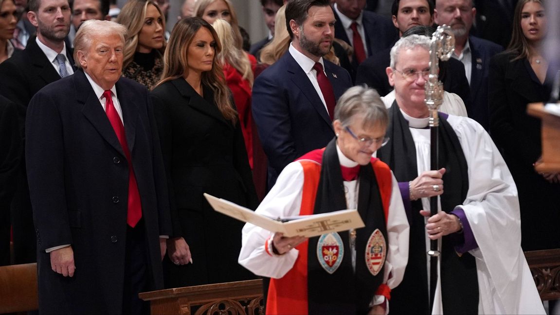 President Donald Trump och dåvarande första damen Melania Trump i kyrkan där biskop Mariann Edgar Budde, i röd kappa, höll sin kontroversiella predikan mot presidenten. Foto: Evan Vucci/AP/TT