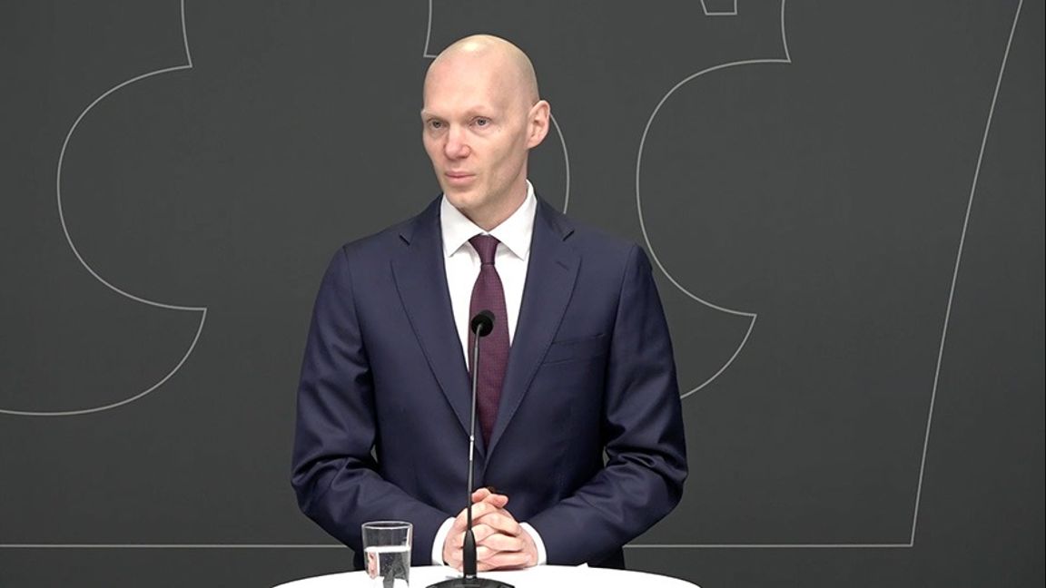 Finansmarknadsminister Niklas Wykman (M) under pressträffen med utredaren Mats Langensjö. Foto: Skärmdump regeringen.se