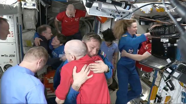 Kramkalas när luckan öppnats på ISS tidigt på söndagsmorgonen. Nasa via AP/TT