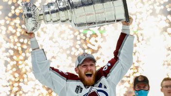 Gabriel Landeskog höjer Stanley Cup som andre svensk lagkapten genom tiderna. Foto: Dirk Shadd/AP/TT