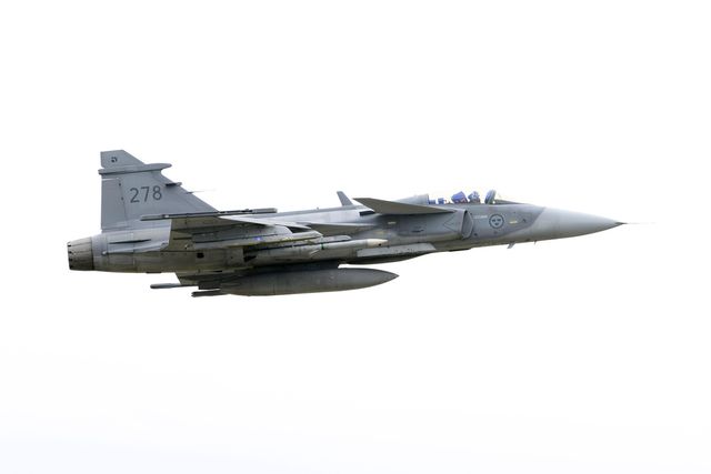 Jas Gripen C under en övning på Eskilstuna flygplats tidigare i år. Thailand har tolv svenska Gripen av modell C/D. Foto: Jessica Gow/TT