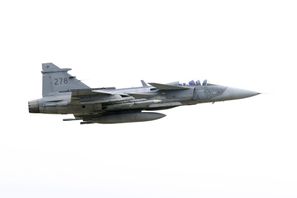 Jas Gripen C under en övning på Eskilstuna flygplats tidigare i år. Thailand har tolv svenska Gripen av modell C/D. Foto: Jessica Gow/TT
