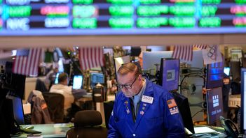 Wall Street vänder upp. Arkivbild. Seth Wenig