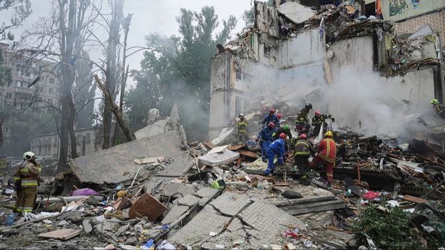 Räddningstjänstmedarbetare letar efter överlevande och röjer i ett lägenhetshus som förstördes under den ryska attacken mot Kiev natten mot torsdagen den 31 juli 2025. Foto: AP Photo/Efrem Lukatsky
