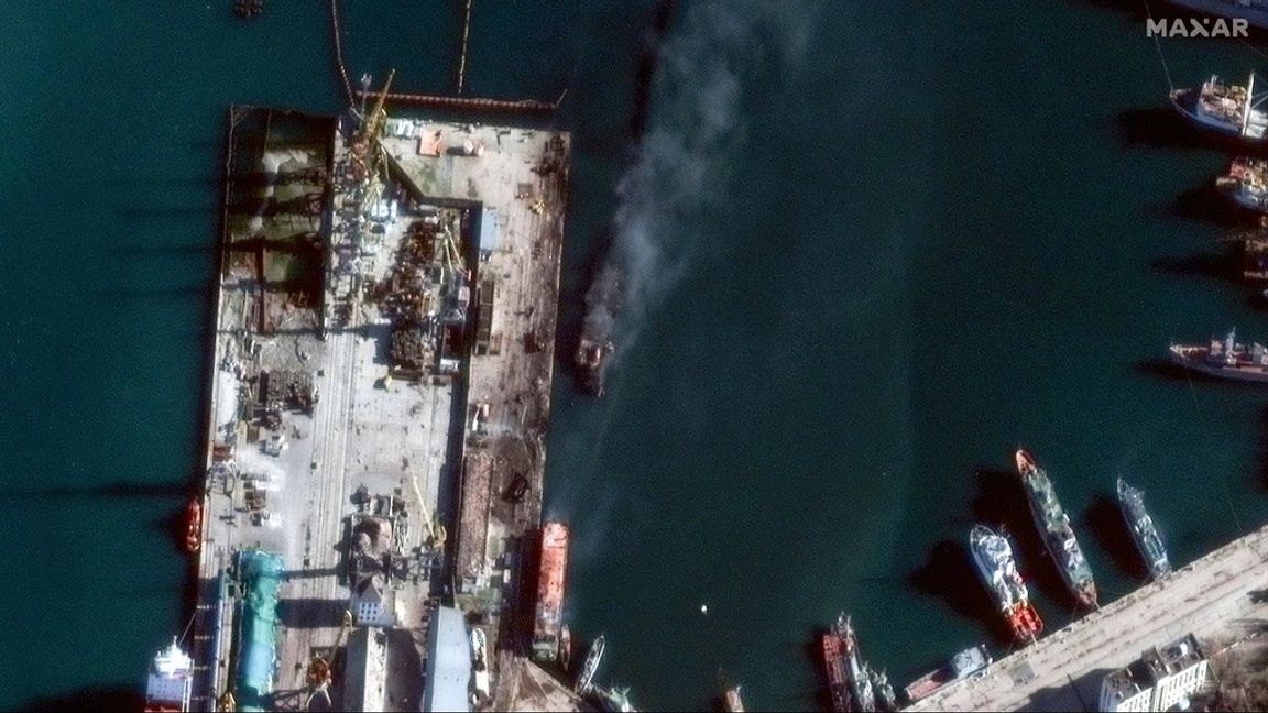 I slutet på december blev det ryska landstigningsfartyget Novotjerkassk totalförstört i Ukrainas anfall mot en hamn på Krimhalvön. Arkivbild. Foto: Maxar Technologies via AP/TT