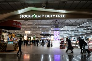 Det är i regel billigare att handla online än att shoppa på flygplatsen. Foto: Anders Wiklund/TT