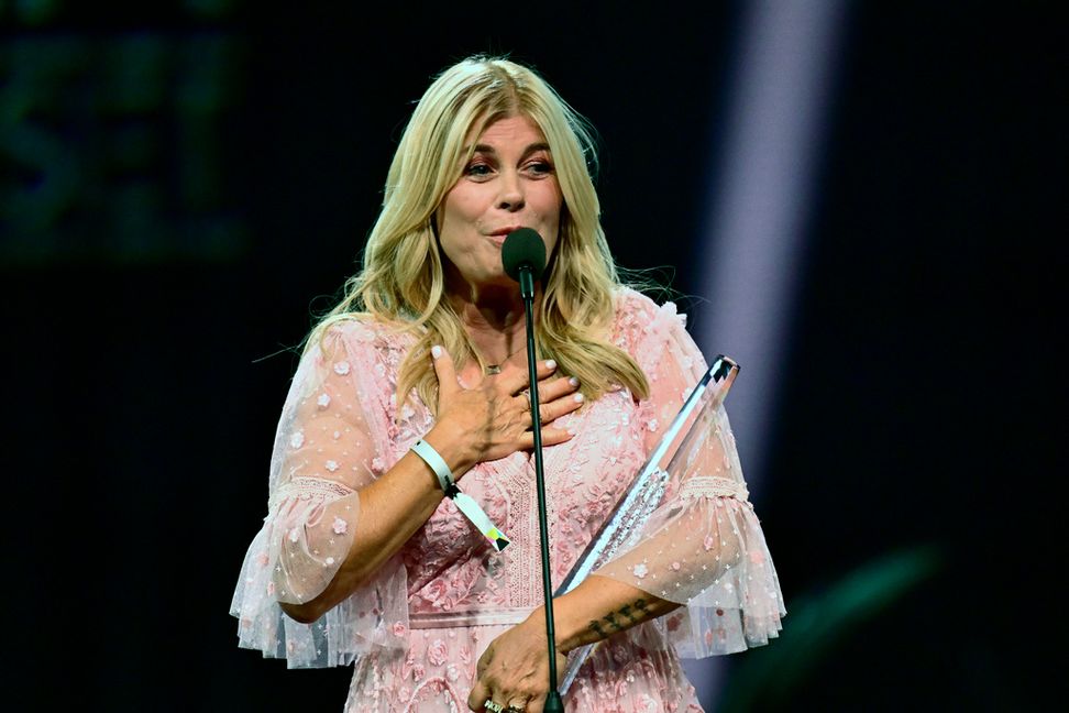 Pernilla Wahlgren, här med priset för årets kvinnliga programledare på Kristallengalan 2024, har marknadsfört företagets produkter. Arkivbild. Magnus Lejhall/TT