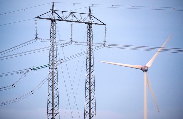 Vindkraftverk och högspänningsledningar mellan Barsebäck och Malmö. Arkivbild. Johan Nilsson / TT
