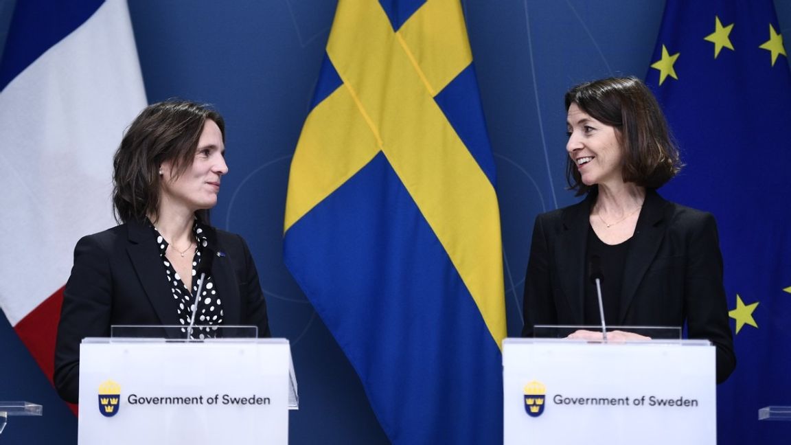 EU-minister Jessika Roswall (M) och hennes franska motsvarighet, Laurence Boone, minister med ansvar för EU-frågor, håller en gemensam pressbriefing. Foto: Tim Aro/TT