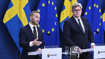 Henrik Vinge (SD) och Gunnar Strömmer (M) under fredagens pressträff. Foto: Christine Olsson/TT