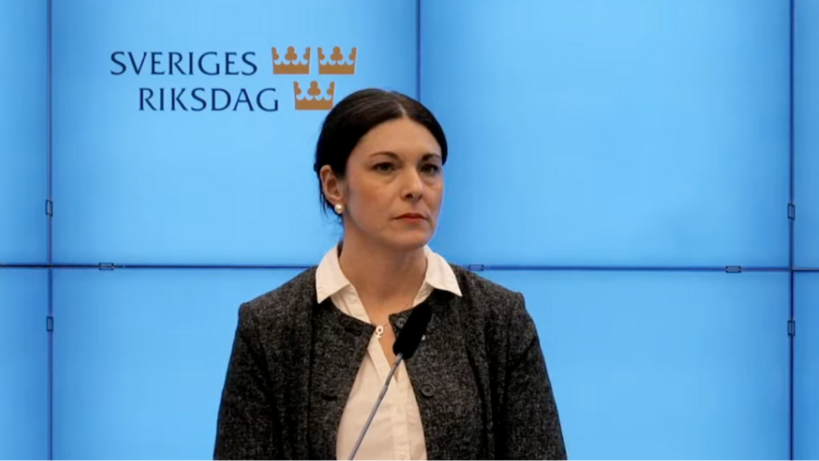 Socialdemokraternas kriminalpolitiske talesperson Teresa Carvalho ger tummen upp till förslaget om kemisk kastrering av pedofiler. Foto: Socialdemokraterna/YouTube