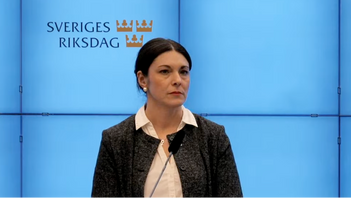 Socialdemokraternas kriminalpolitiske talesperson Teresa Carvalho ger tummen upp till förslaget om kemisk kastrering av pedofiler. Foto: Socialdemokraterna/YouTube