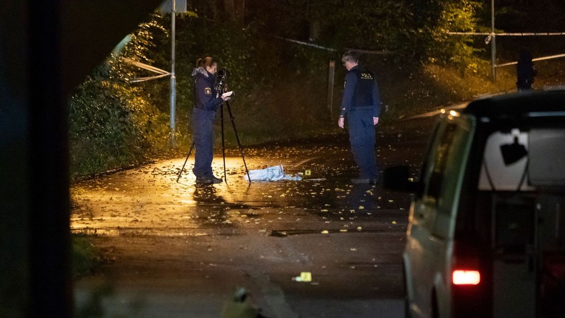 Polisens kriminaltekniker arbetar innanför avspärrningarna vid en gång och cykeltunnel på Närlunda i Helsingborg efter förra veckans skottlossning. Arkivbild. Foto: Johan Nilsson/TT.