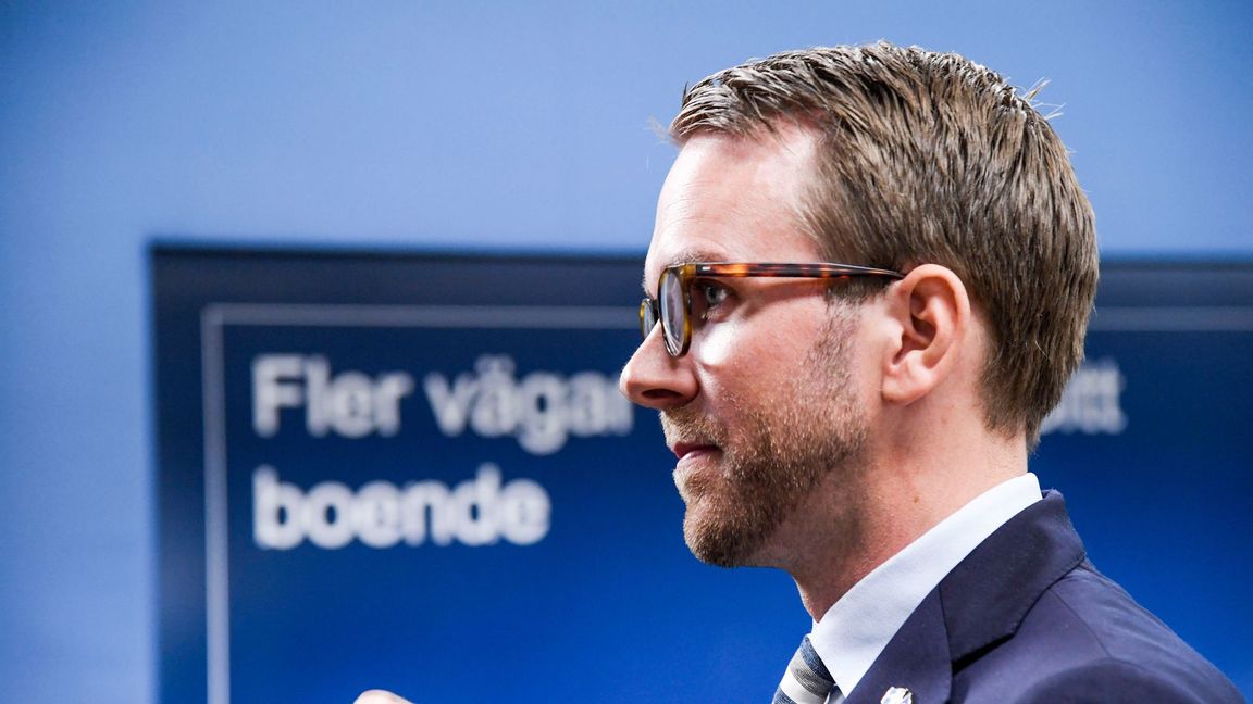 Infrastruktur- och bostadsminister Andreas Carlson håller pressträff för att presentera en nyhet om hur fler ska kunna äga sitt boende. Foto Marko Säävälä