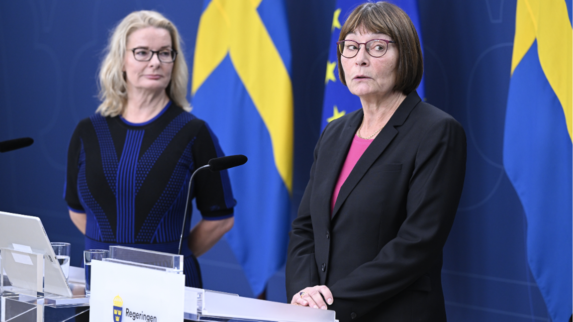 Skolminister Lotta Edholm (L) till vänster och Lena Holmdahl som utses till särskild utredare. Foto: Jessica Gow/TT