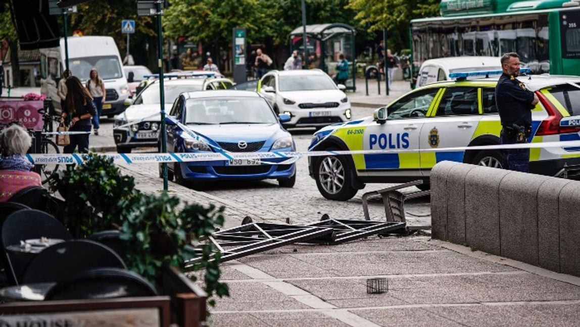 Polis på plats vid järnvägsstationen i Lund i samband med bråk mellan flera personer vid en uteservering. Foto: Johan Nilsson / TT