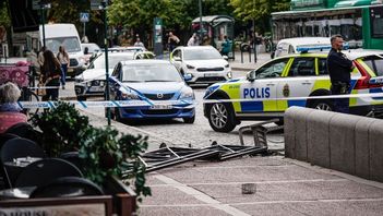 Polis på plats vid järnvägsstationen i Lund i samband med bråk mellan flera personer vid en uteservering. Foto: Johan Nilsson / TT