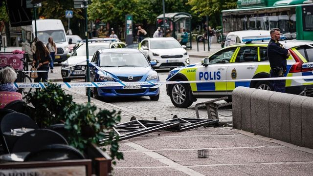 Polis på plats vid järnvägsstationen i Lund i samband med bråk mellan flera personer vid en uteservering. Foto: Johan Nilsson / TT
