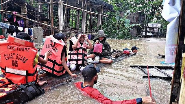 Räddningsarbetet i Filippinerna pågår fortfarande. Foto: AP/TT