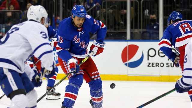 New York Rangers Ryan Reave i blått satte två mål i onsdagens hemmamatch mot Toronto. New York Rangers vann med 6-3. Foto: John Munson/AP/TT