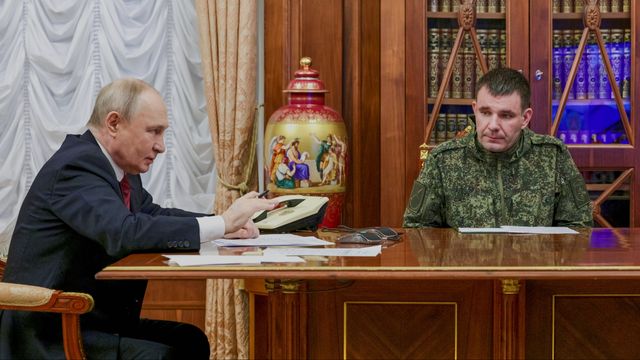 Rysslands president Vladimir Putin för från Kreml samtal med militärledningen angående läget i kriget i Ukraina tillsammans med armébrigadbefälhavaren Denis Pirogov till höger om sig den 11 december 2025. Foto: Gavriil Grigorov, Sputnik, Kremlin Pool Photo via AP