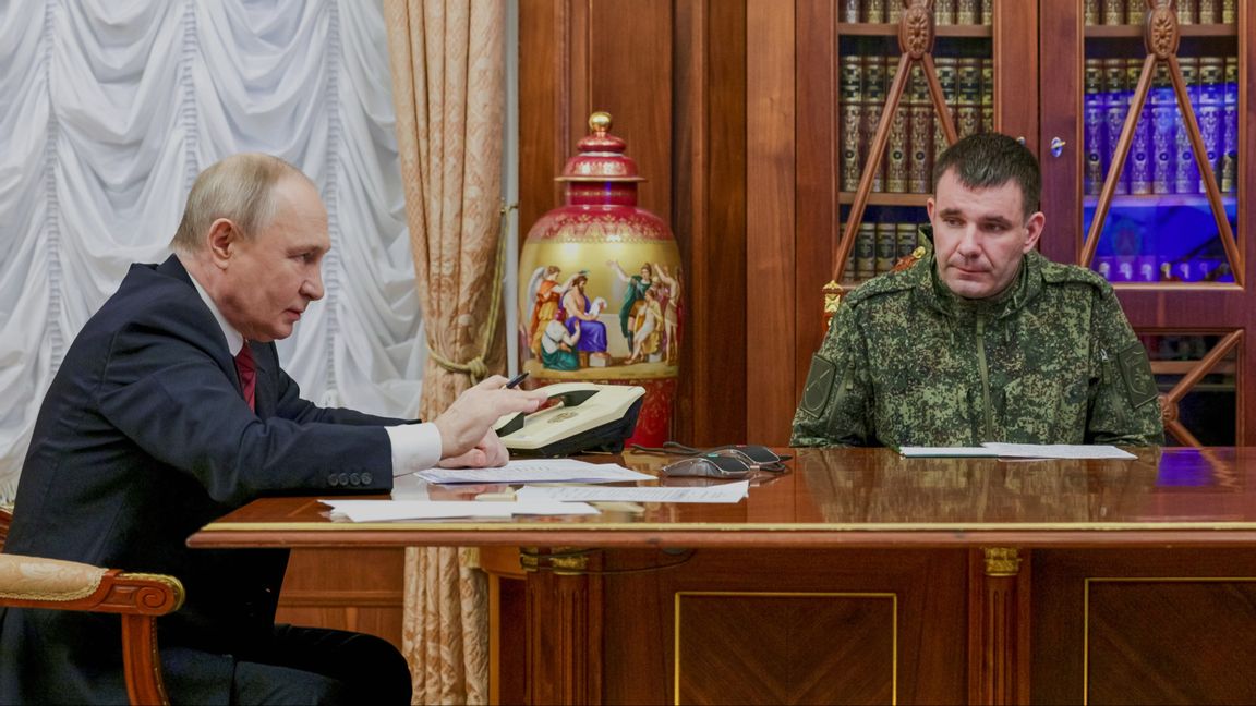 Rysslands president Vladimir Putin för från Kreml samtal med militärledningen angående läget i kriget i Ukraina tillsammans med armébrigadbefälhavaren Denis Pirogov till höger om sig den 11 december 2025. Foto: Gavriil Grigorov, Sputnik, Kremlin Pool Photo via AP