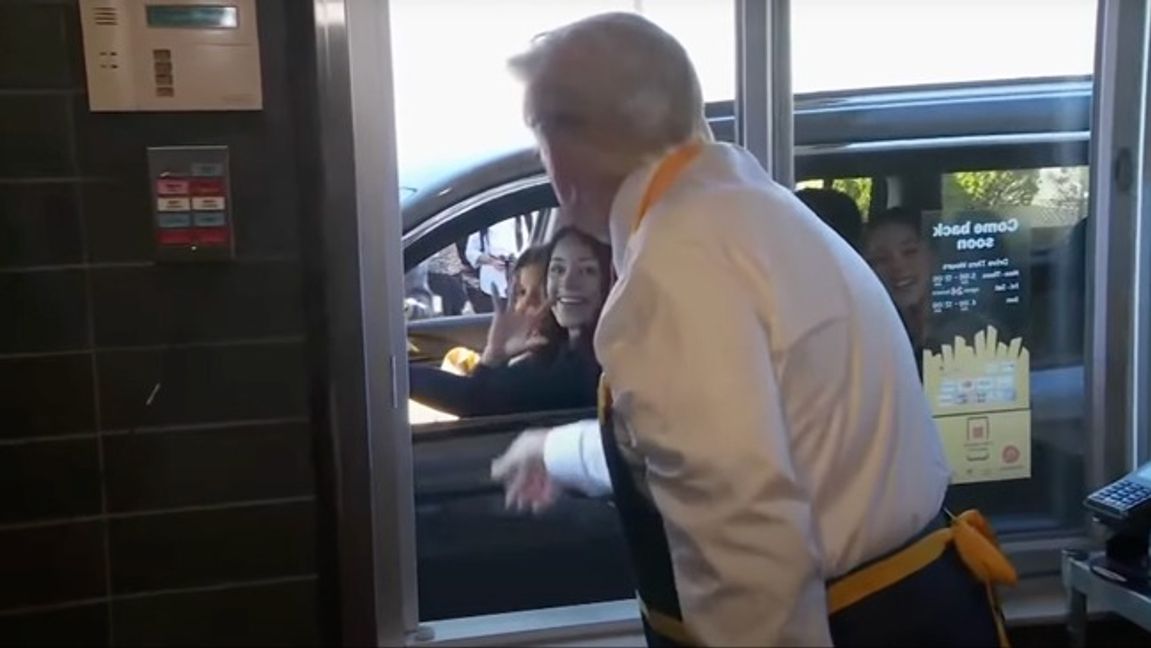 Donald Trump stod i kassan på McDonalds. Foto: Youtube