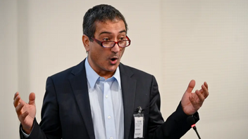 Forskaren Sameh Egyptson presenterar sin uppmärksammade avhandling: ”Global politisk islam?: Muslimska brödraskapet & Islamiska förbundet i Sverige” under ett riksdagsseminarium. Foto: Anders Wiklund / TT