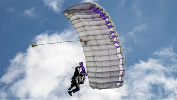 Två personer skadades, en svårt och en lindrigt, vid en fallskärmsolycka i Borlänge. Foto: Johan Nilsson/TT