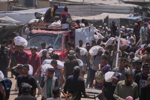 Palestinier hämtar mat och andra förnödenheter vid GHF:s anläggning i Rafah i södra Gazaremsan under onsdagen. Foto: Abdel Kareem Hana/AP/TT