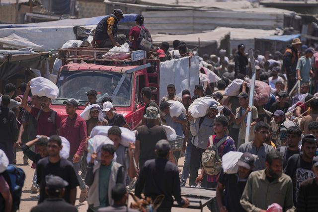 Palestinier hämtar mat och andra förnödenheter vid GHF:s anläggning i Rafah i södra Gazaremsan under onsdagen. Foto: Abdel Kareem Hana/AP/TT