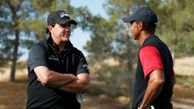 Phil Mickelson, vänster, och Tiger Woods. Arkivbild. Foto: John Locher/AP/TT