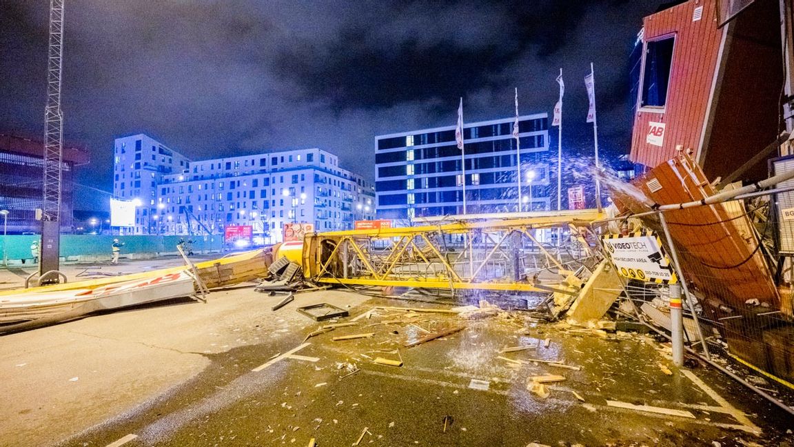 En byggkran i Västra hamnen i Malmö välte. Flera byggbodar krossades av kranen. Foto: Johan Nilsson/TT