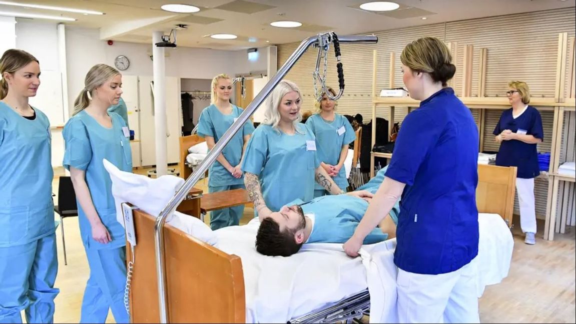 Medan vården har akut personalbrist väljer allt fler gymnasieelever säljyrken framför vårdutbildningar. Foto: TT