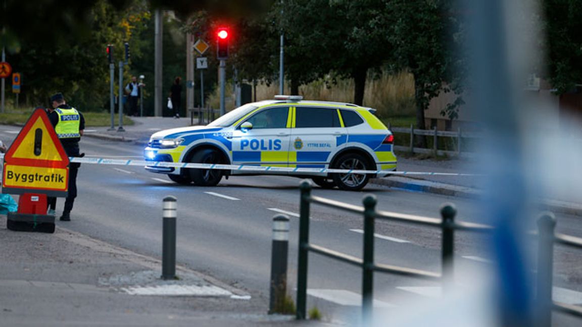 Nu har avspärrningarna hävts på platsen där två unga män sköts igår. Foto: Magnus Andersson/ TT