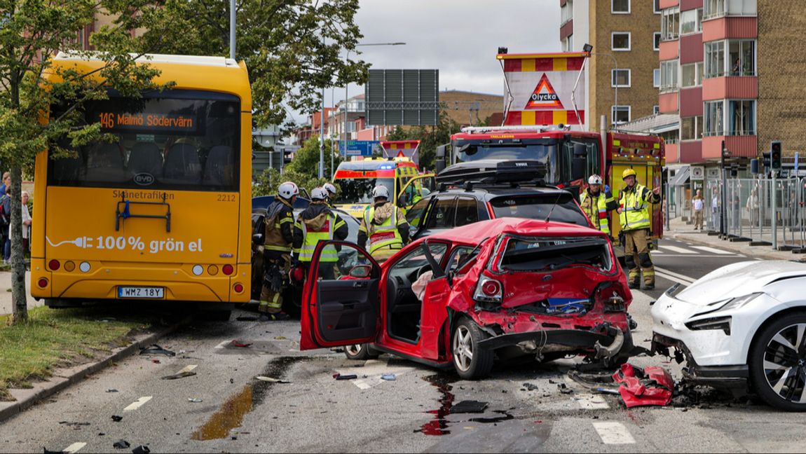 En större trafikolycka med en buss och flera bilar inblandade har inträffat i centrala Trelleborg. Mikael Nilsson/TT