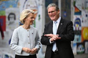EU-kommissionens ordförande Ursula von der Leyen och Storbritanniens premiärminister Keir Starmer ser ut att skriva på avtal om samarbete inom försvar och säkerhet, handel och rörlighet över gränser i dag. Arkivbild. Foto: Leon Neal AP/TT
