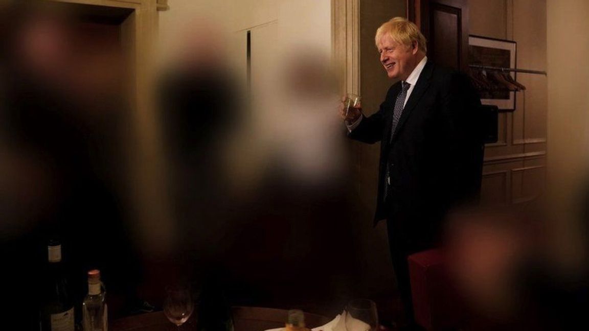 En förfriskad Boris Johnson under lockdown. Foto: Sue Gray Report