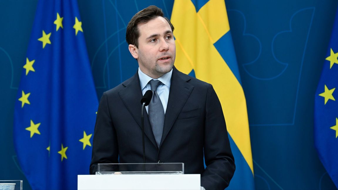 Sveriges bistånds- och utrikeshandelsminister Benjamin Dousa (M) under fredagens pressträff. Foto: Fredrik Sandberg/TT