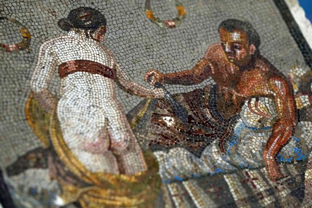 En romersk mosaik som föreställer två älskande har återlämnats till Pompeji. Foto: Gregorio Borgia/AP/TT