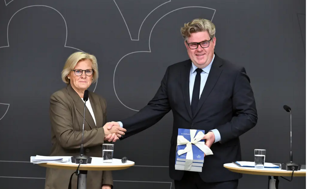 Rikspolischef tillika särskilde utredare Petra Lundh tillsammans med justitieminister Gunnar Strömmer (M) på torsdagens pressträff. Foto: Claudio Bresciani/TT