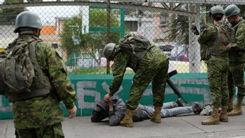 En man kontrolleras av soldater som patrullerar i huvudstaden Quito, Ecuador. Foto: Dolores Ochoa/AP/TT