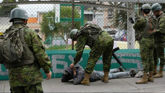 En man kontrolleras av soldater som patrullerar i huvudstaden Quito, Ecuador. Foto: Dolores Ochoa/AP/TT