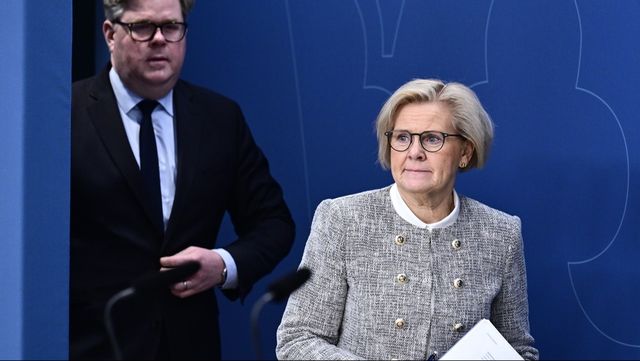 Justitieminister Gunnar Strömmer under fredagens pressträff tillsammans med rikspolischef Petra Lundh. Foto: JONAS EKSTRÖMER/TT