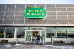 Fyra män misstänks för inbrott mot elva Systembolagsbutiker i landet under 2024. Arkivbild. Jessica Gow/TT
