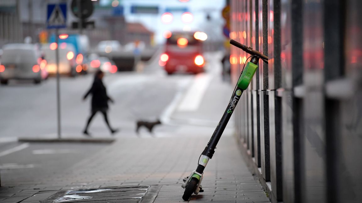 Elsparkcyklister får betala felparkeringsböter. Foto: Janerik Henriksson/TT. 