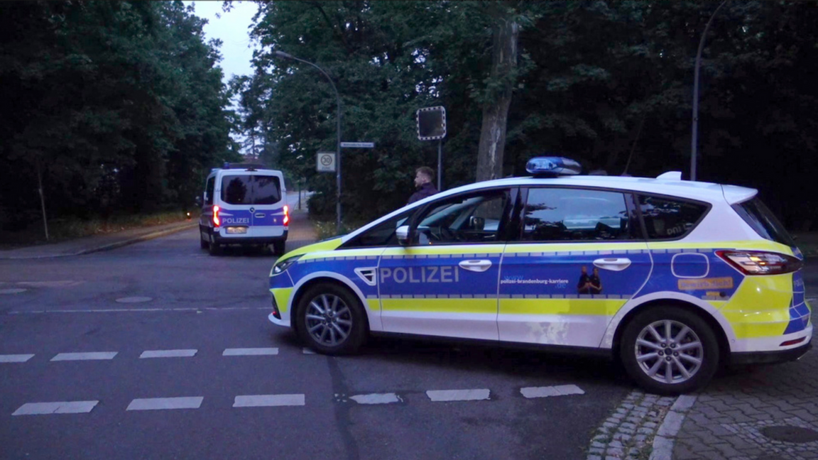 En stor polisinsats pågår i områdena Leinmachnow, Teltow och Stahnsdorf med helikoptrar och beväpnade jägare. Foto: Sven Kaeuler/dpa via AP/TT