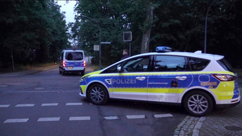 En stor polisinsats pågår i områdena Leinmachnow, Teltow och Stahnsdorf med helikoptrar och beväpnade jägare. Foto: Sven Kaeuler/dpa via AP/TT